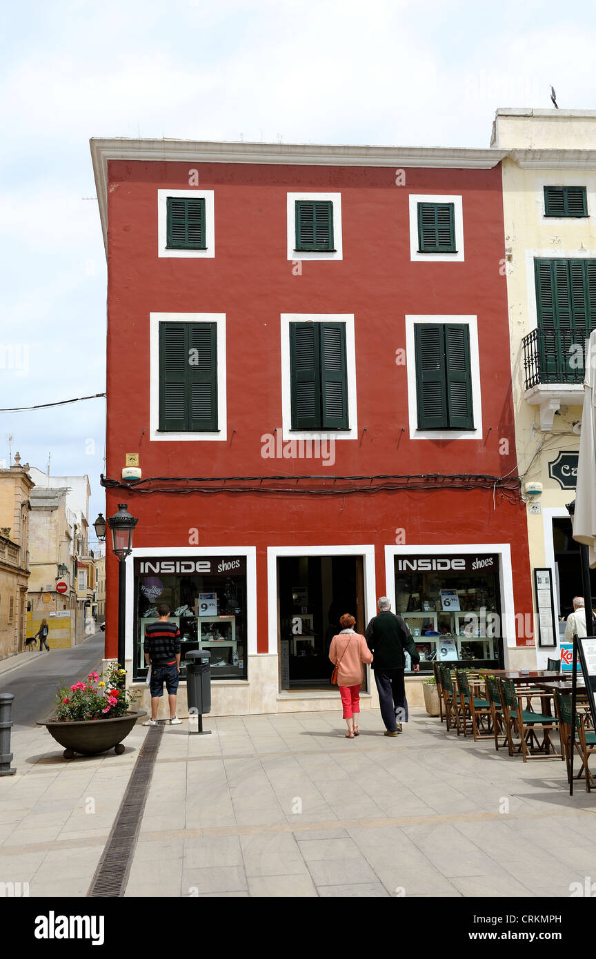 I turisti a camminare verso un negozio in Ciutadella de Menorca Minorca isole Baleari Spagna Foto Stock