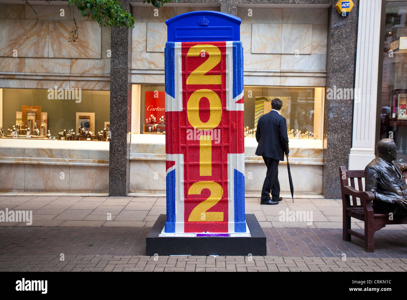 Nella casella Telefono su Old Bond Street creata da Peter Blake con Swarovski, London, England, Regno Unito Foto Stock