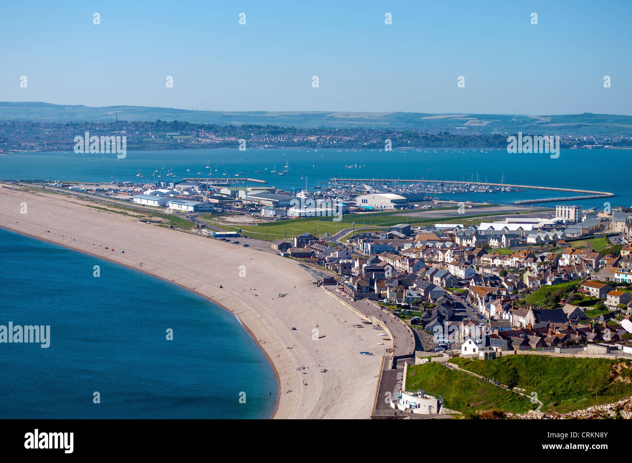 Vista su tutta Chiswell e West Bay dall'isola di Portland nel Dorset, England, Regno Unito Foto Stock