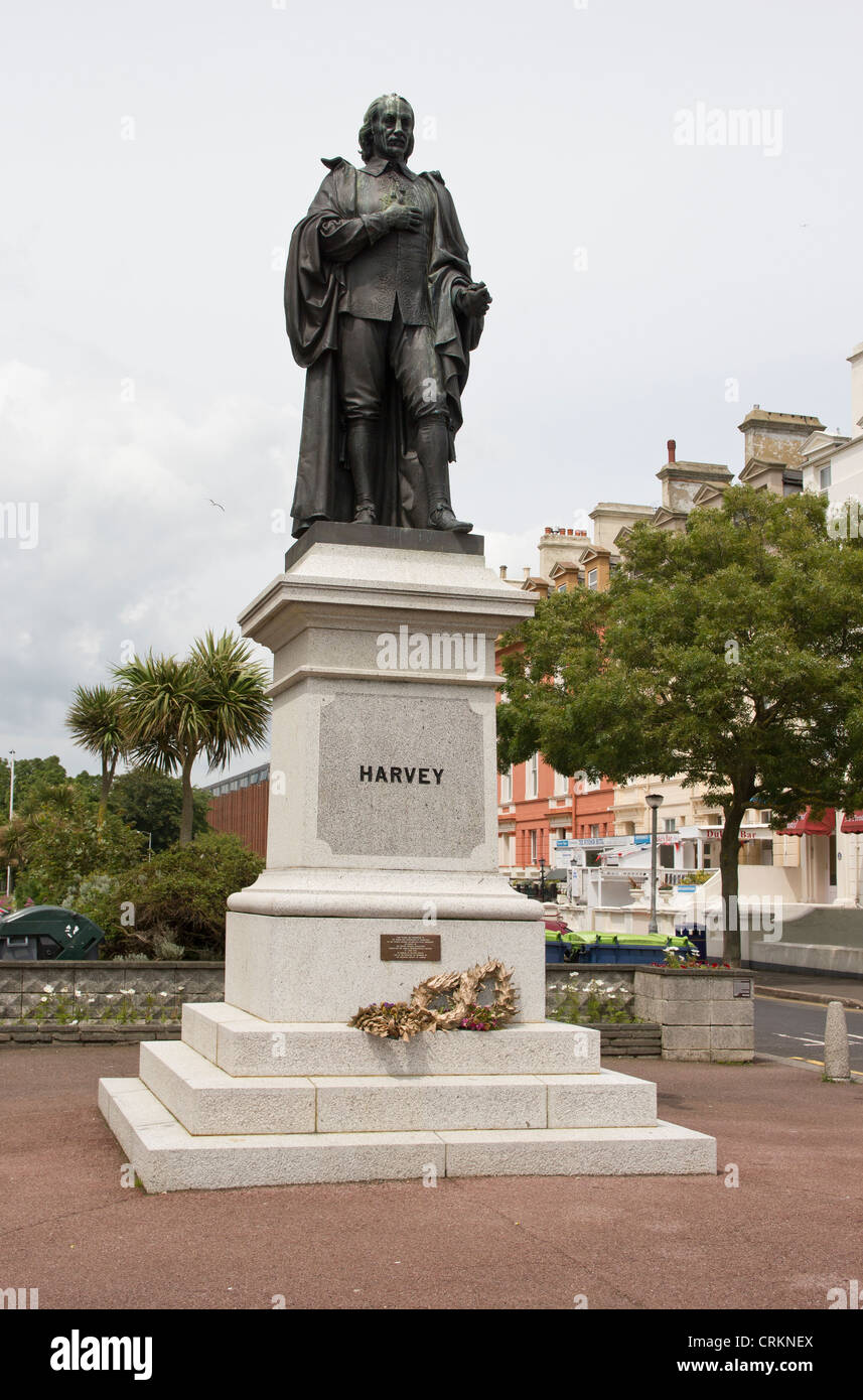 Statua di William Harvey scoprì la circolazione del sangue. Nato a Folkestone. Foto Stock