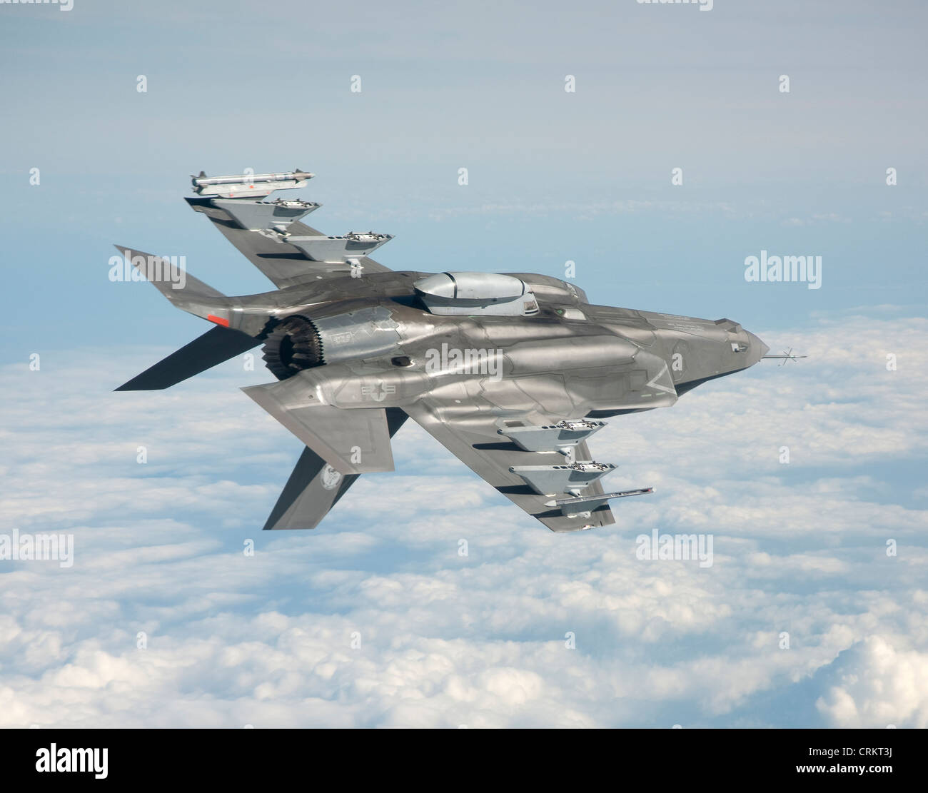 US Air Force F-35B Joint Strike Fighter degli aeromobili di prova completa il primo volo di prova per il breve decollo e atterraggio verticale variante con una asimmetria del carico di armi Giugno 14, 2012 a Patuxent River, MD. Foto Stock