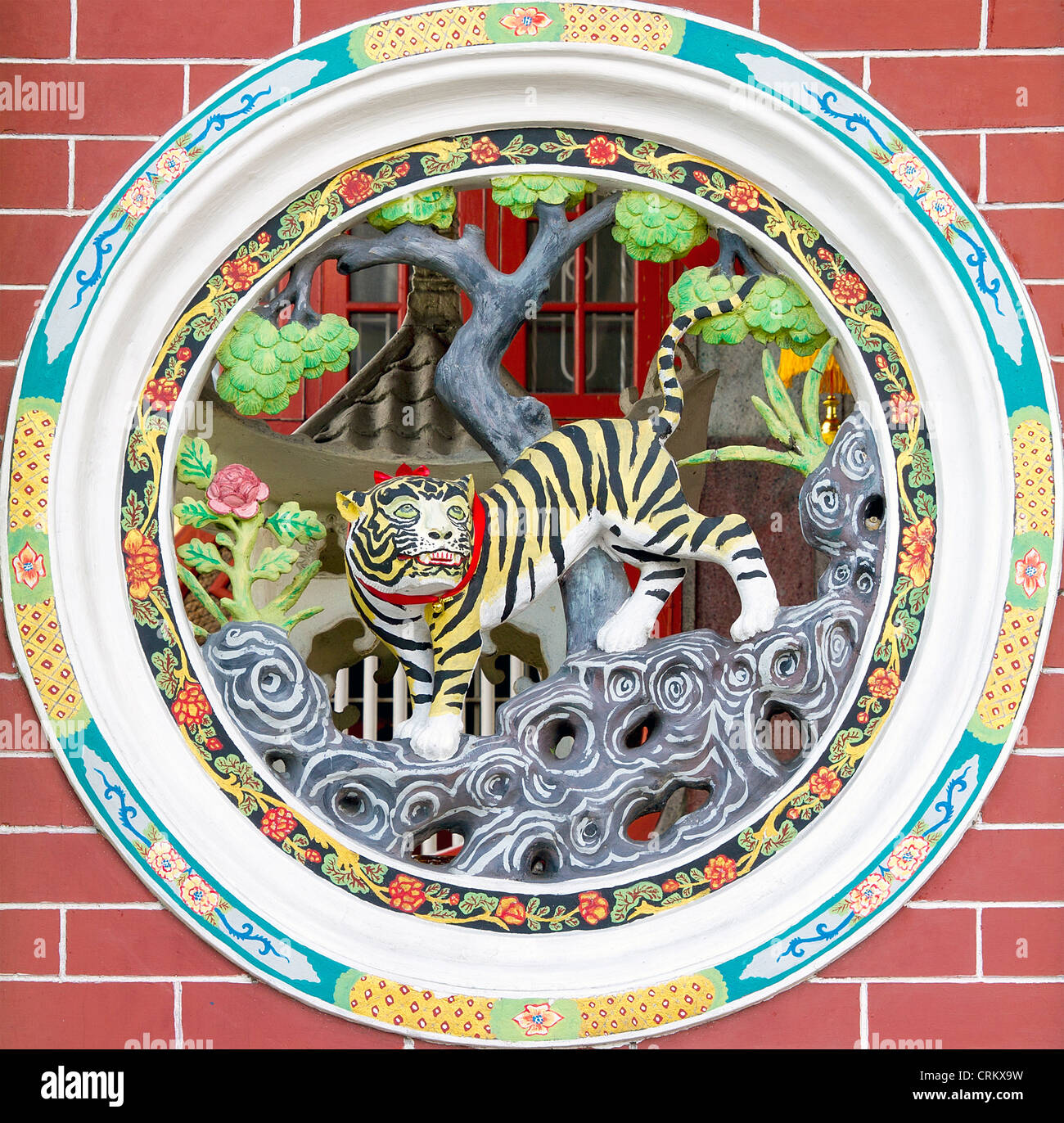 Design circolare tempio Cinese Carving a parete di Tiger Foto Stock