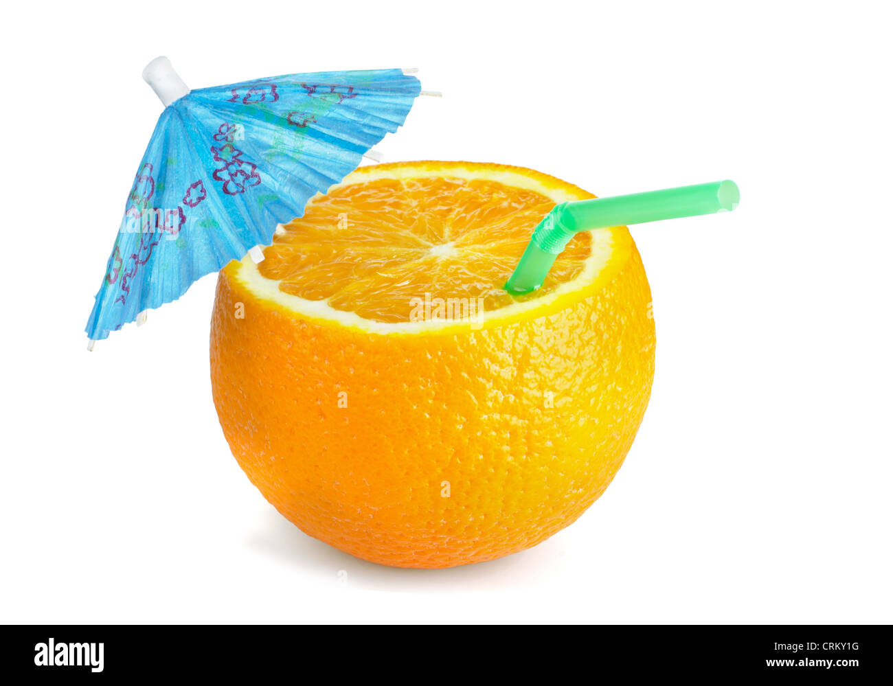Arancione con cannuccia per bevande e cocktail di carta ombrello isolato su bianco Foto Stock