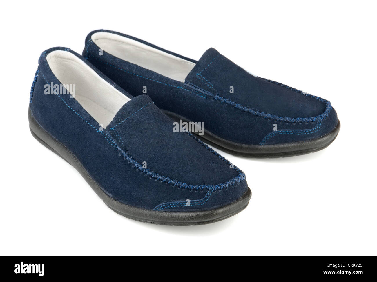 Blu scamosciato morbido casual loafer isolato su bianco Foto Stock