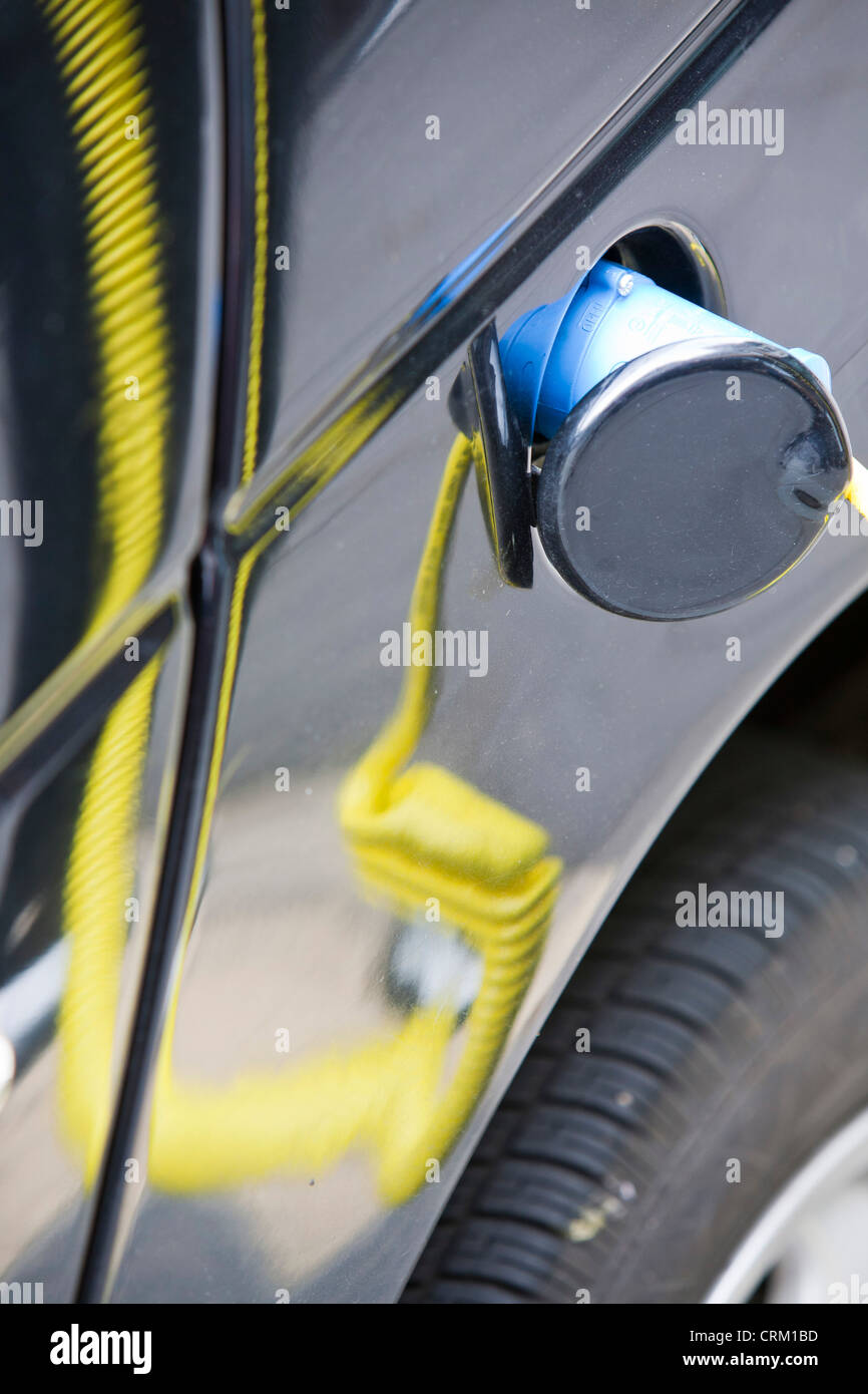 Un auto elettrica in corrispondenza di un punto di ricarica in Londra, Regno Unito. Foto Stock