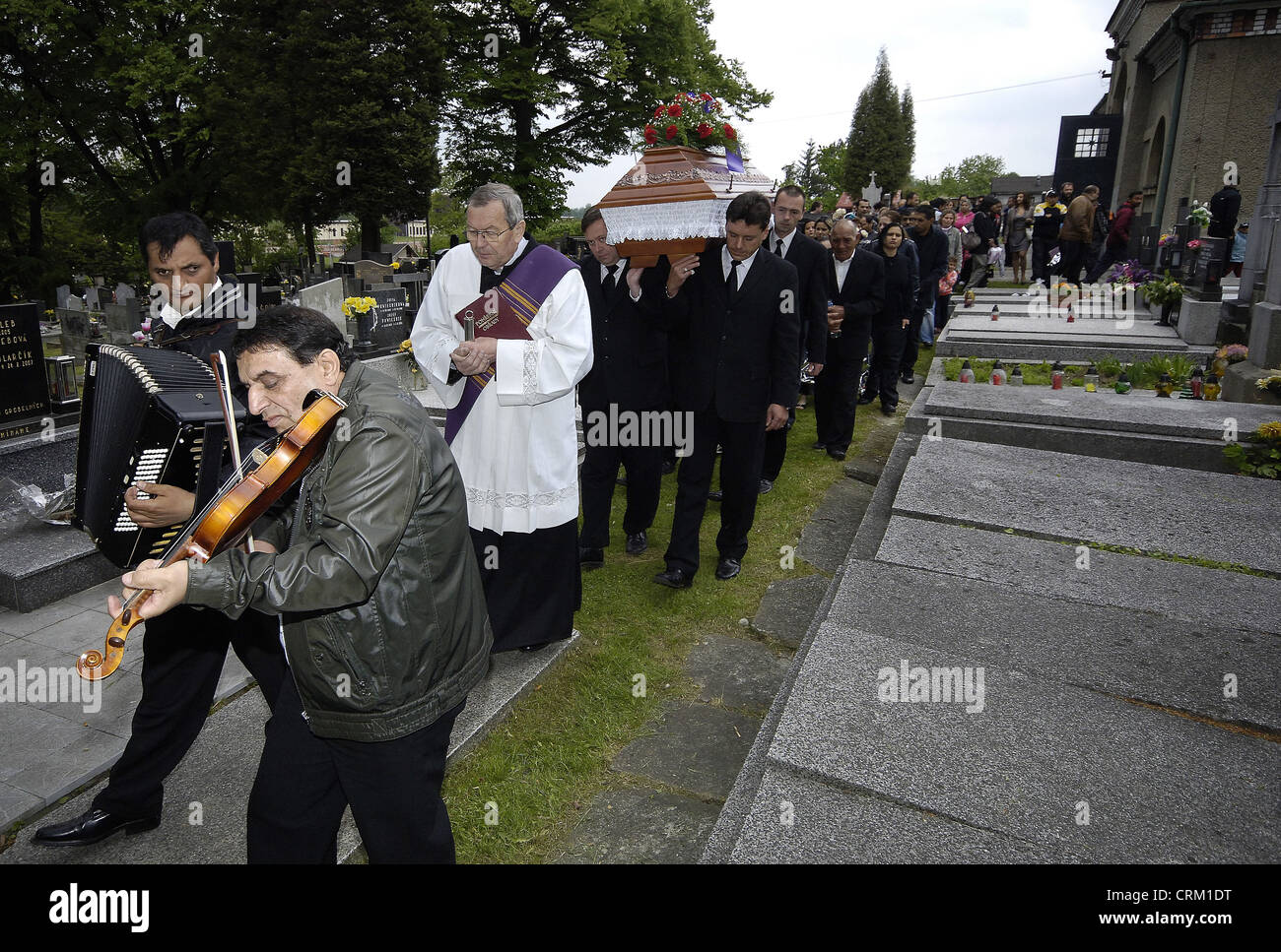 Polizia funerale pattugliate Romany Martin Hospodi chi era mortalmente ferito da una freccia di tiro con la balestra Jaroslav funerale Sebesta Martin Foto Stock