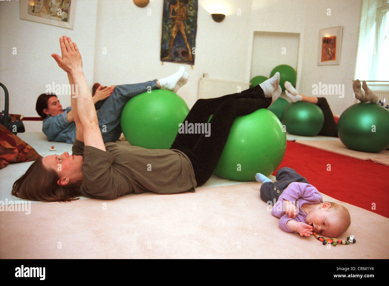 Giovani madri a Rueckbildungsgymnastik Foto Stock