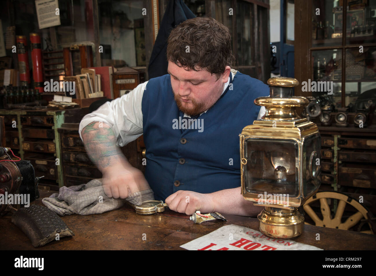Lucidatura assistente in garage, Beamish Open Air Museum, County Durham Foto Stock