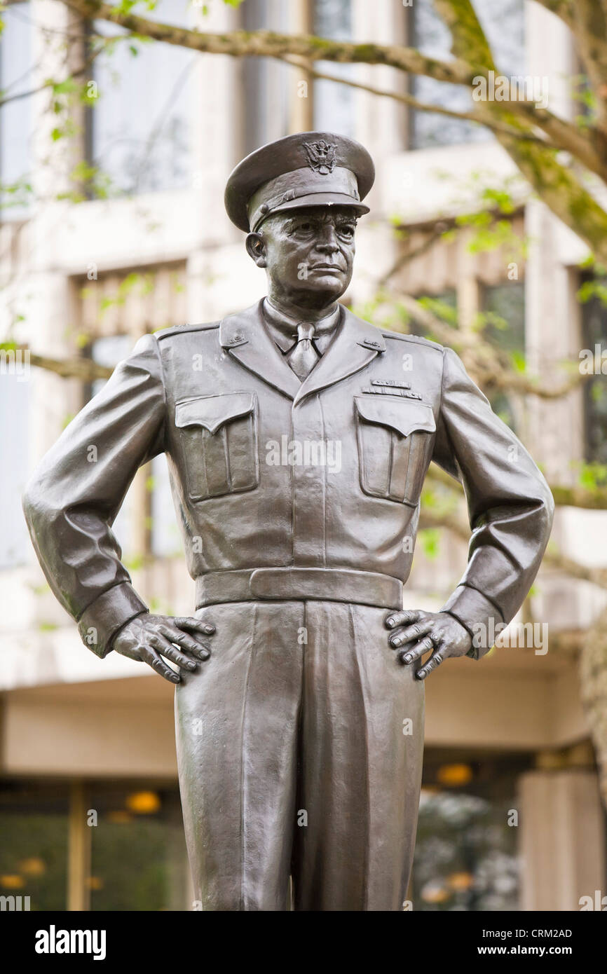 Una statua di Dwight Eisenhower D al di fuori dell'Ambasciata americana in Grosvenor Square, London, Regno Unito Foto Stock