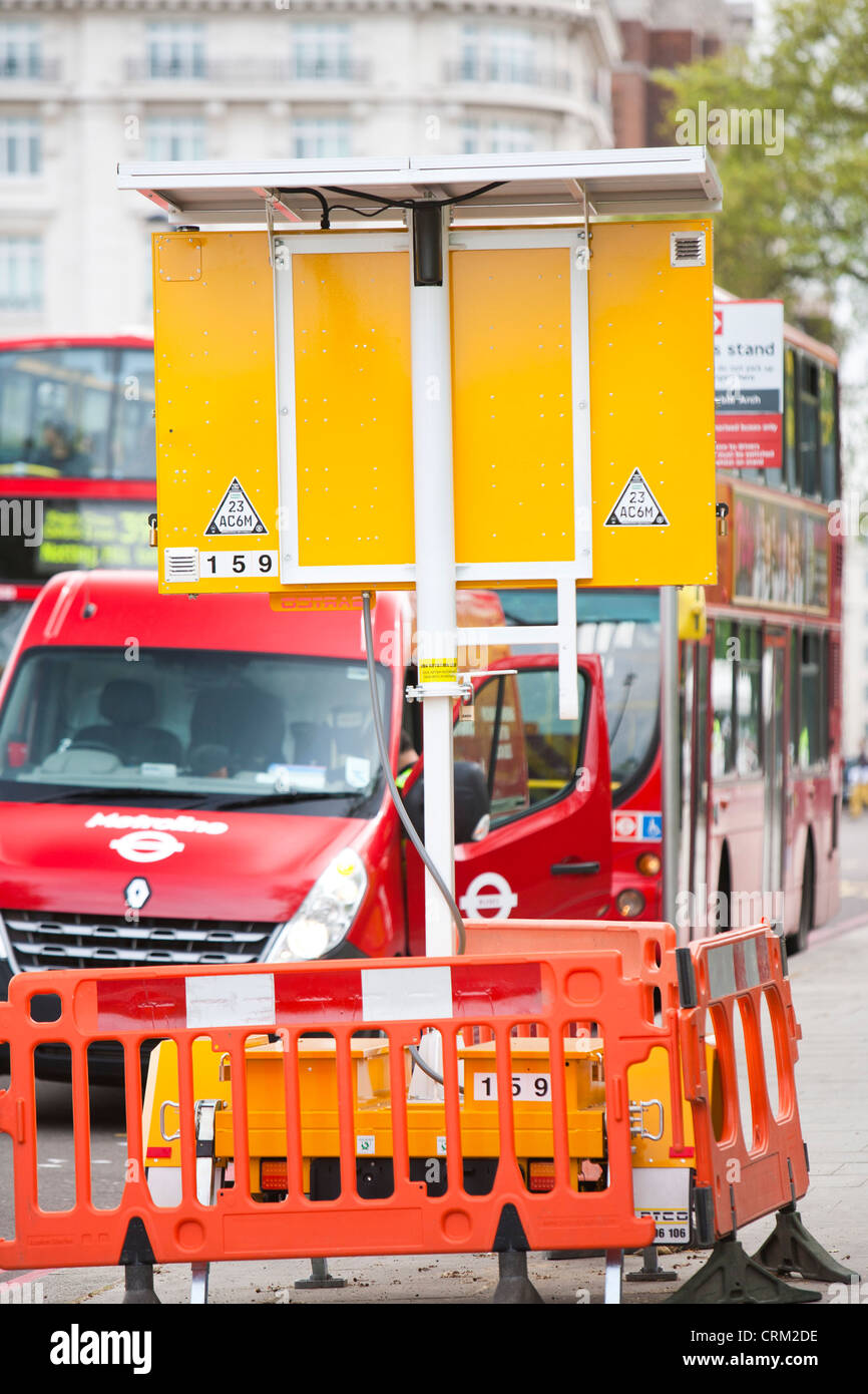 Un solare cartello stradale a Hyde Park, London, Regno Unito. Foto Stock