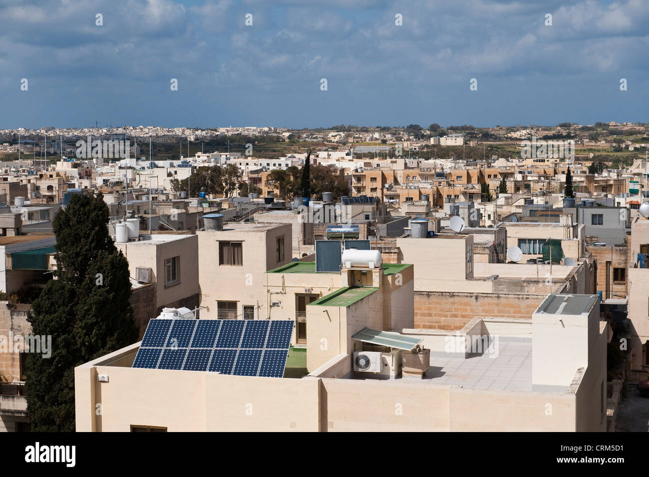 Una vista sul tetto di Zejtun, Malta, mostra molte case con sia riscaldatori solari passivi e pannelli fotovoltaici solari per la generazione di elettricità Foto Stock