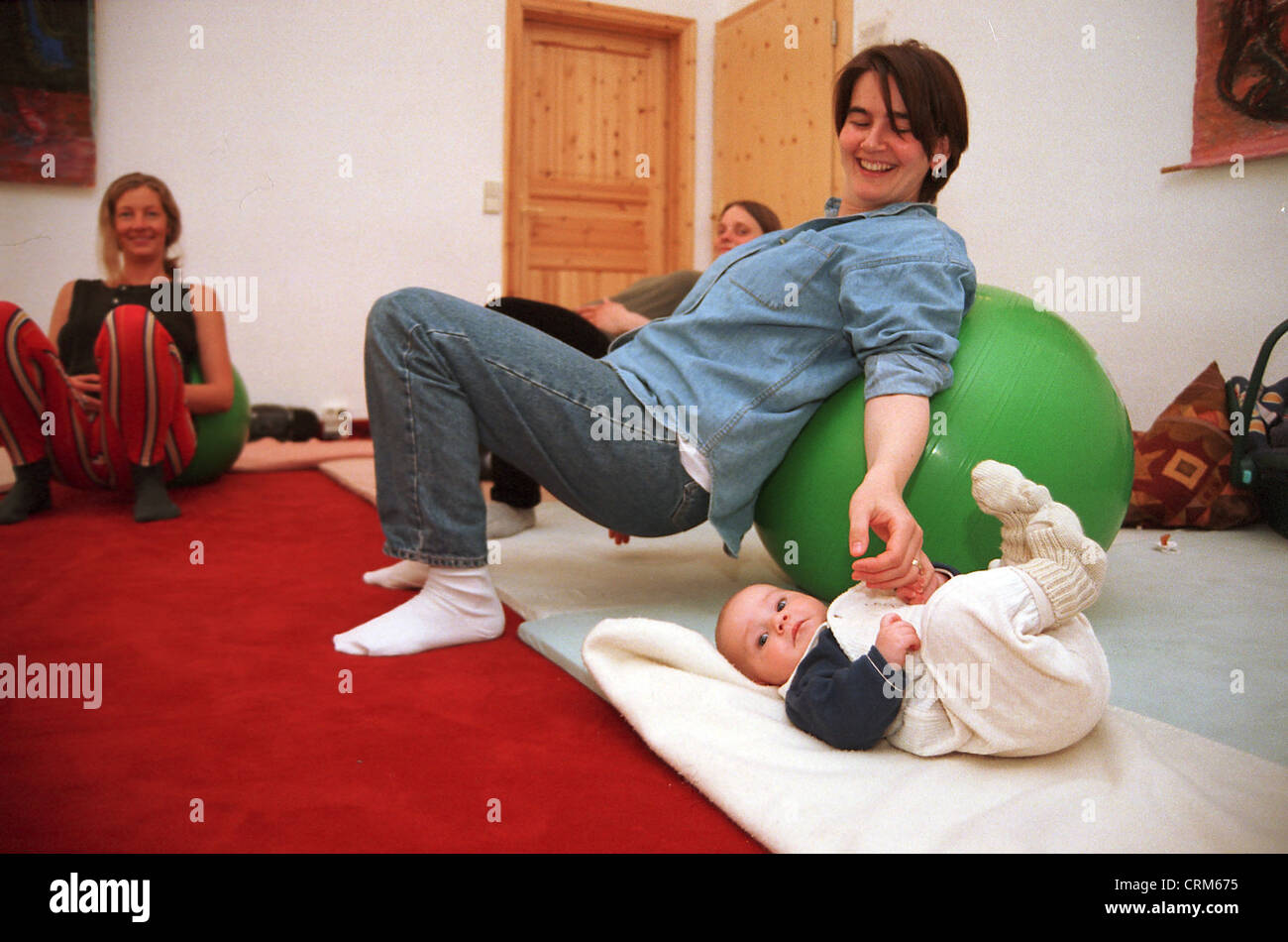 Giovani madri a Rueckbildungsgymnastik Foto Stock