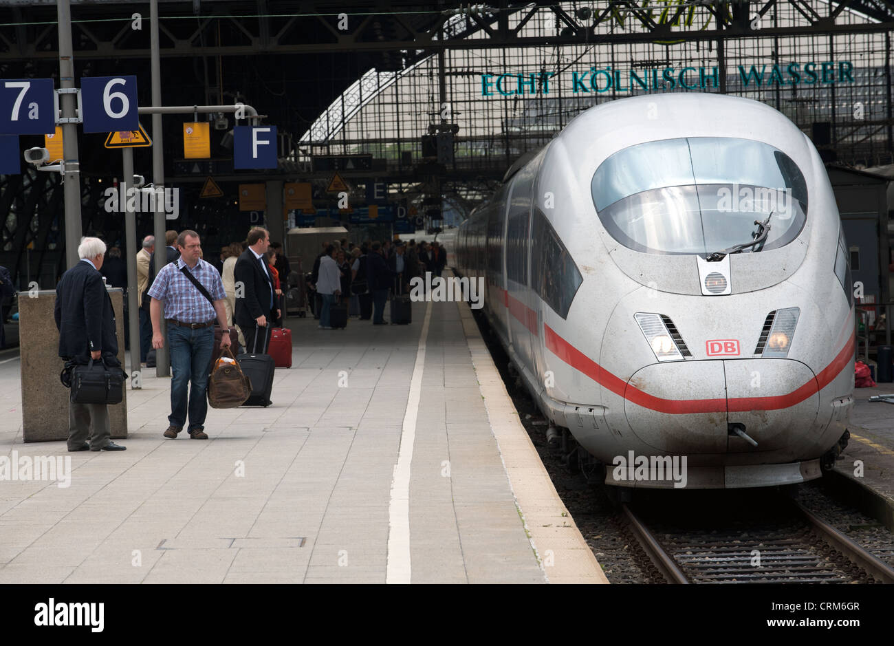 ICE3 (Intercity Express) passeggeri che arrivano in treno alla stazione ferroviaria principale (Hauptbahnhof) Colonia Germania Foto Stock
