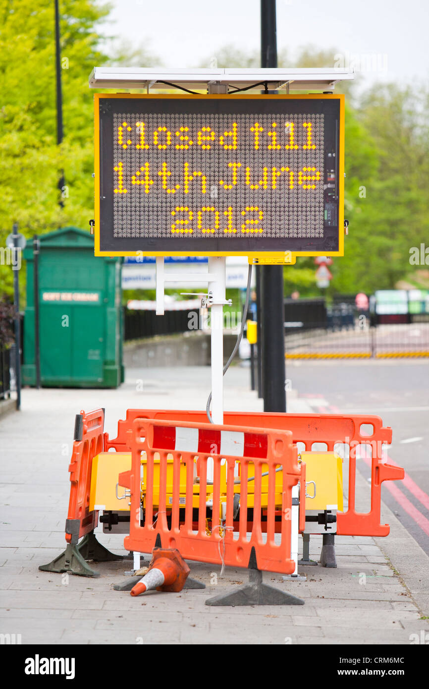 Un solare cartello stradale a Hyde Park, London, Regno Unito. Foto Stock