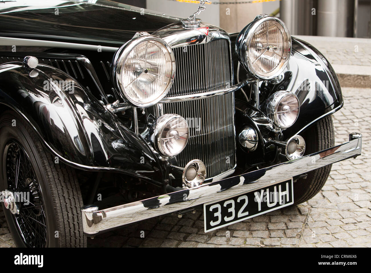 Un 4.3 litri riproduzione Alvis auto parcheggiate al di fuori dei Lloyds di Londra, Regno Unito. Foto Stock