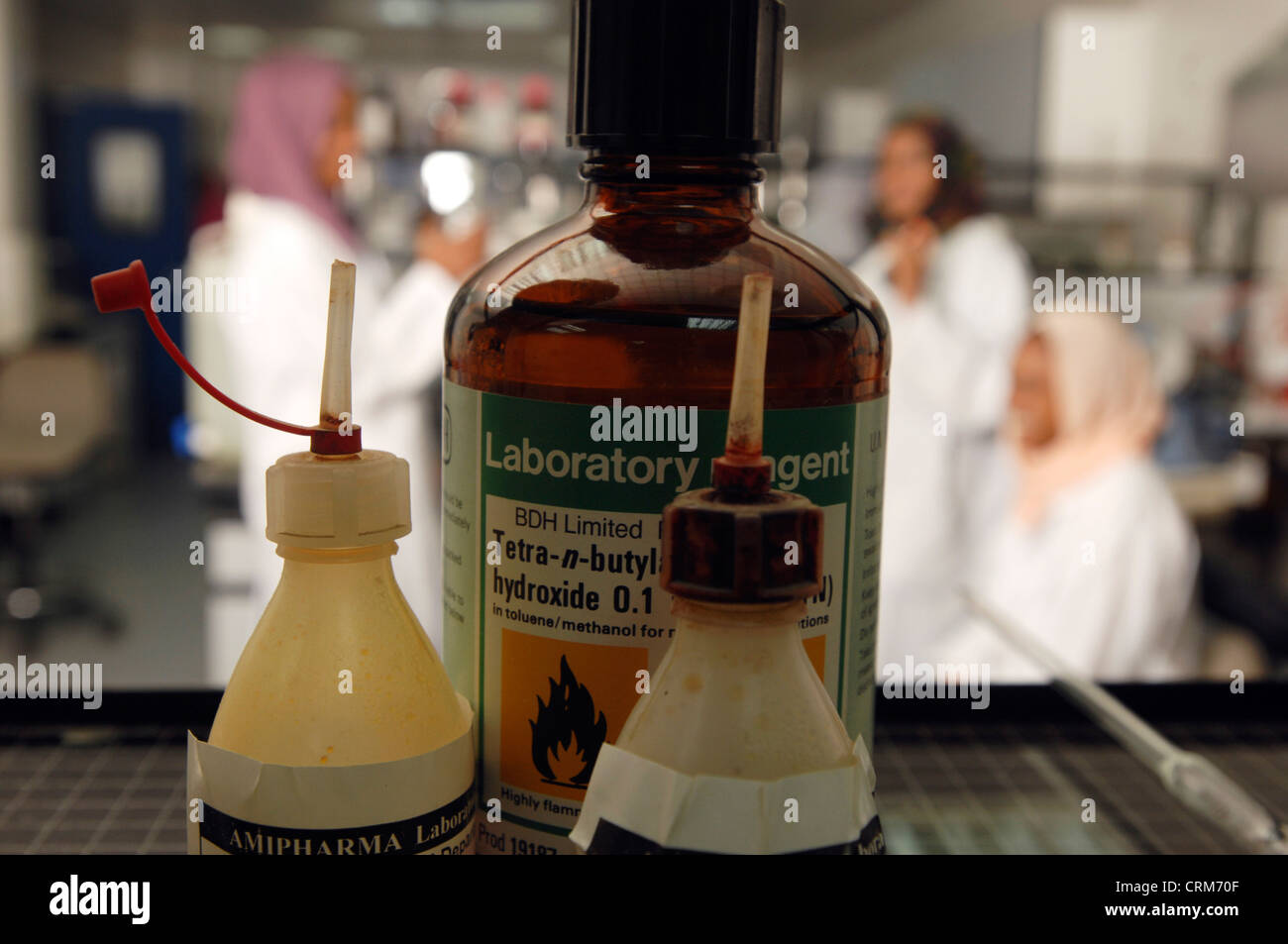 Chiusura del laboratorio di vari reagenti chimici e coloranti utilizzati nella produzione di droghe. Foto Stock