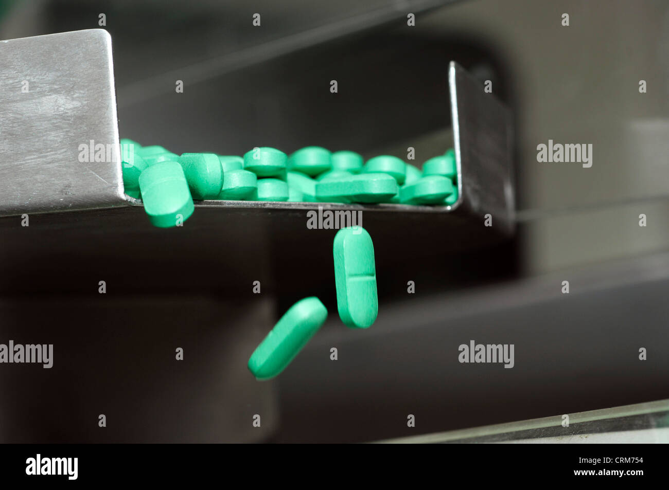 Appena lo zucchero la compressa rivestita di versare al di fuori della macchina smistatrice. Foto Stock