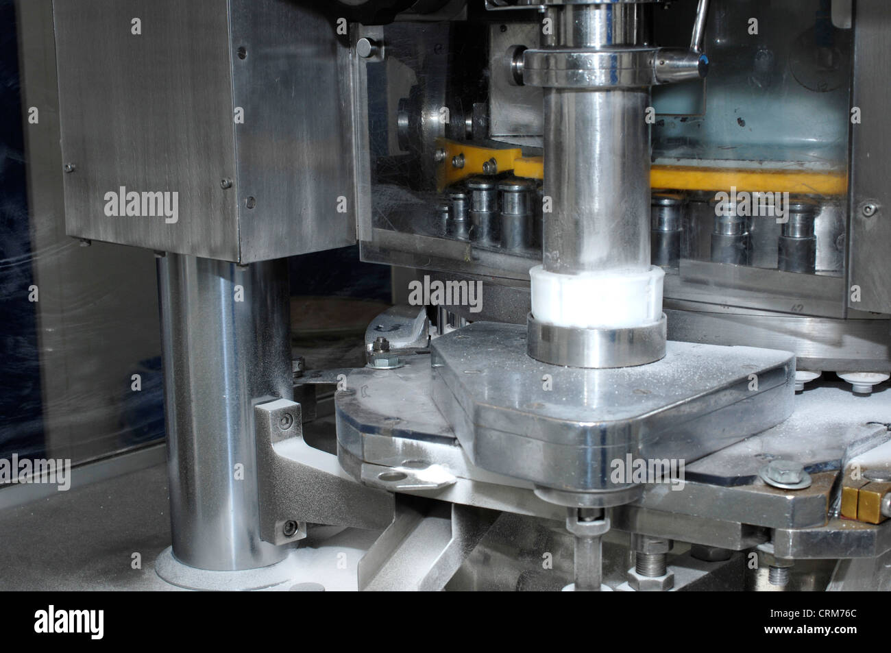 Per la produzione di farmaci macchinari utilizzati per ordinare farmaci prima di essere confezionati. Foto Stock