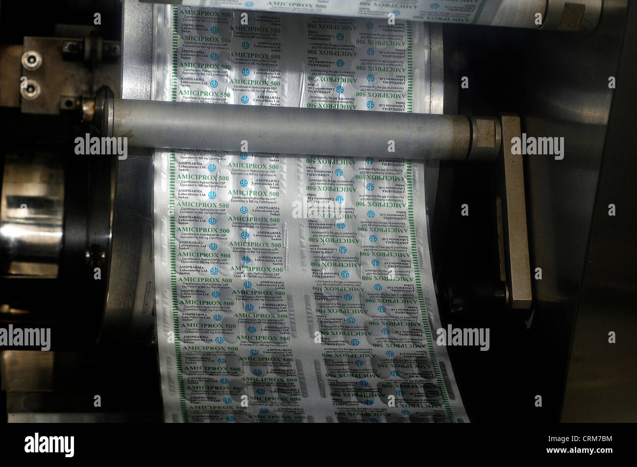 Lamina è premuto sull'imballaggio in plastica per sigillare il farmaco compresse nella confezione. Foto Stock