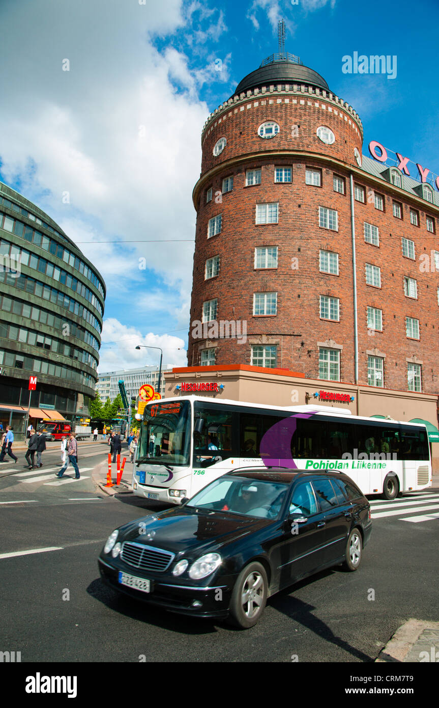 Il traffico a piazza Hakaniementori quartiere Hakaniemi Helsinki Finlandia Europa Foto Stock