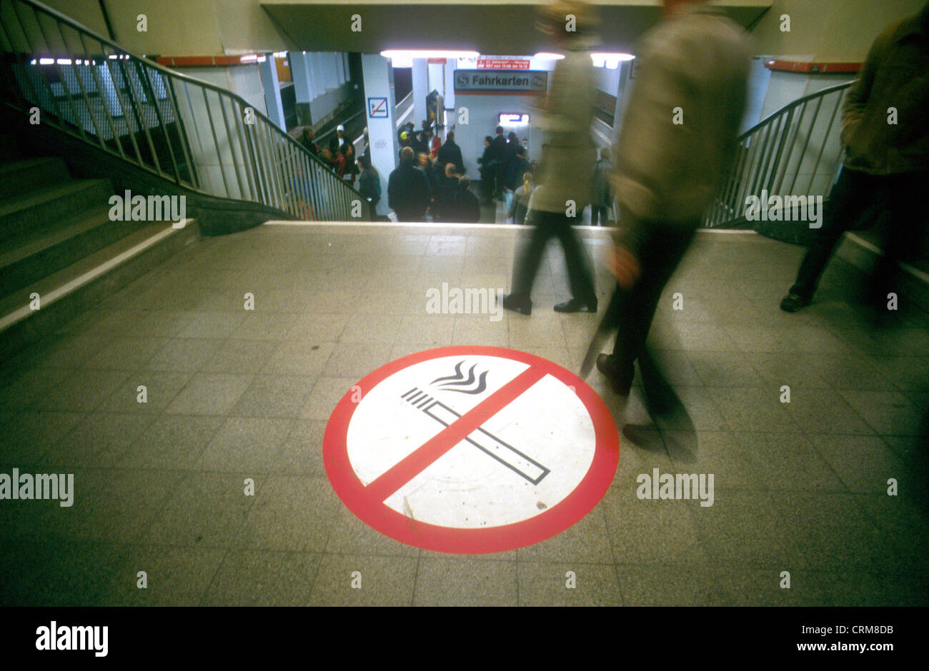 Non fumatori logo sulla stazione ferroviaria Potsdamer Platz di Berlino Foto Stock