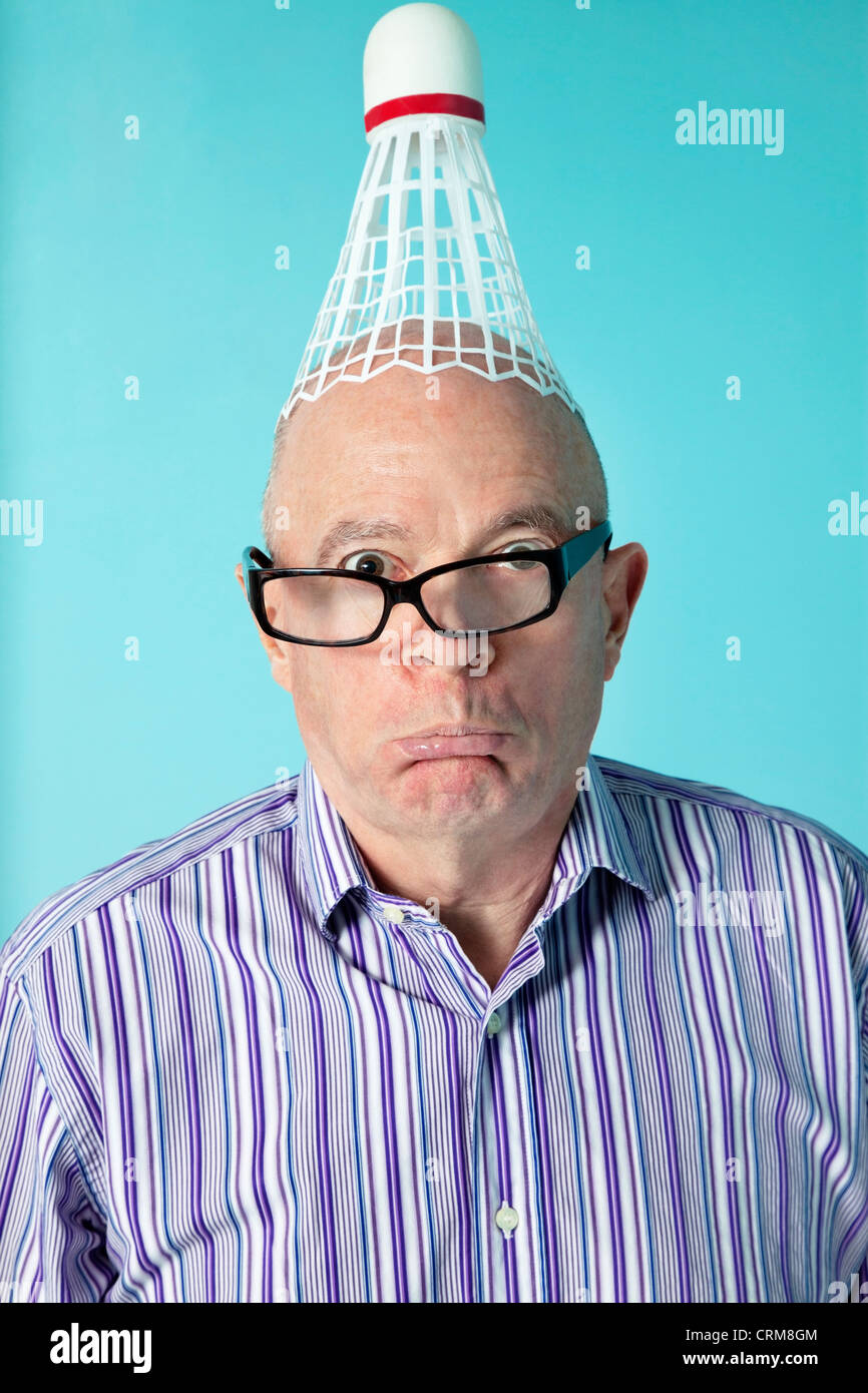 Ritratto di senior uomo rendendo il viso con volano sulla testa Foto Stock