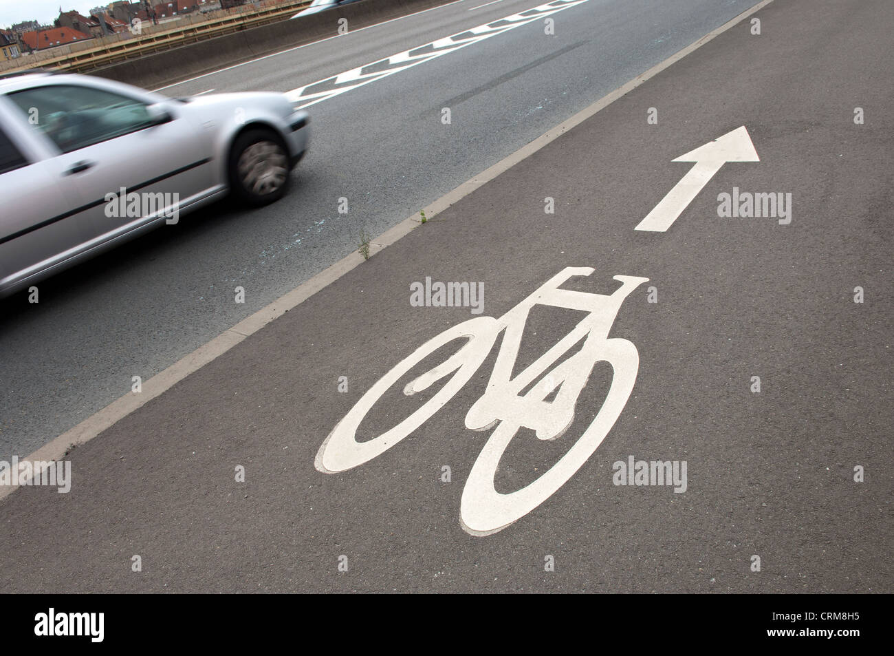 Segno di biciclette su strada Foto Stock