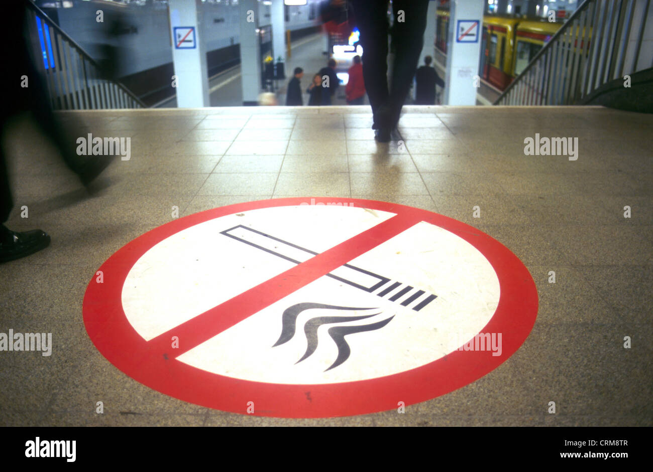 Non fumatori logo sulla stazione ferroviaria Potsdamer Platz di Berlino Foto Stock