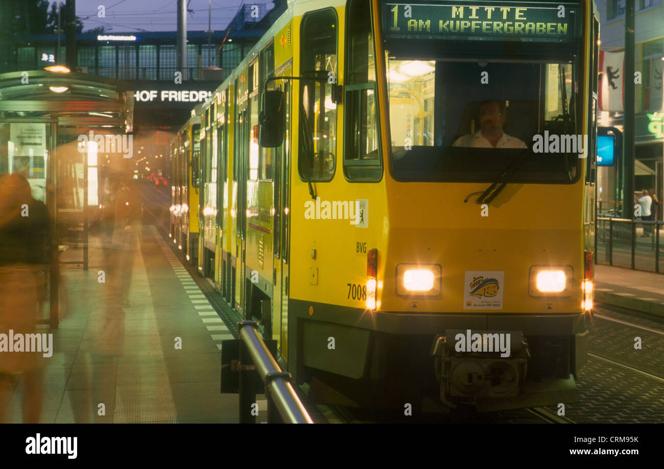 Orologio notturno alla fermata del tram di fronte alla stazione Friedrichstrasse, Berlin-Mitte Foto Stock