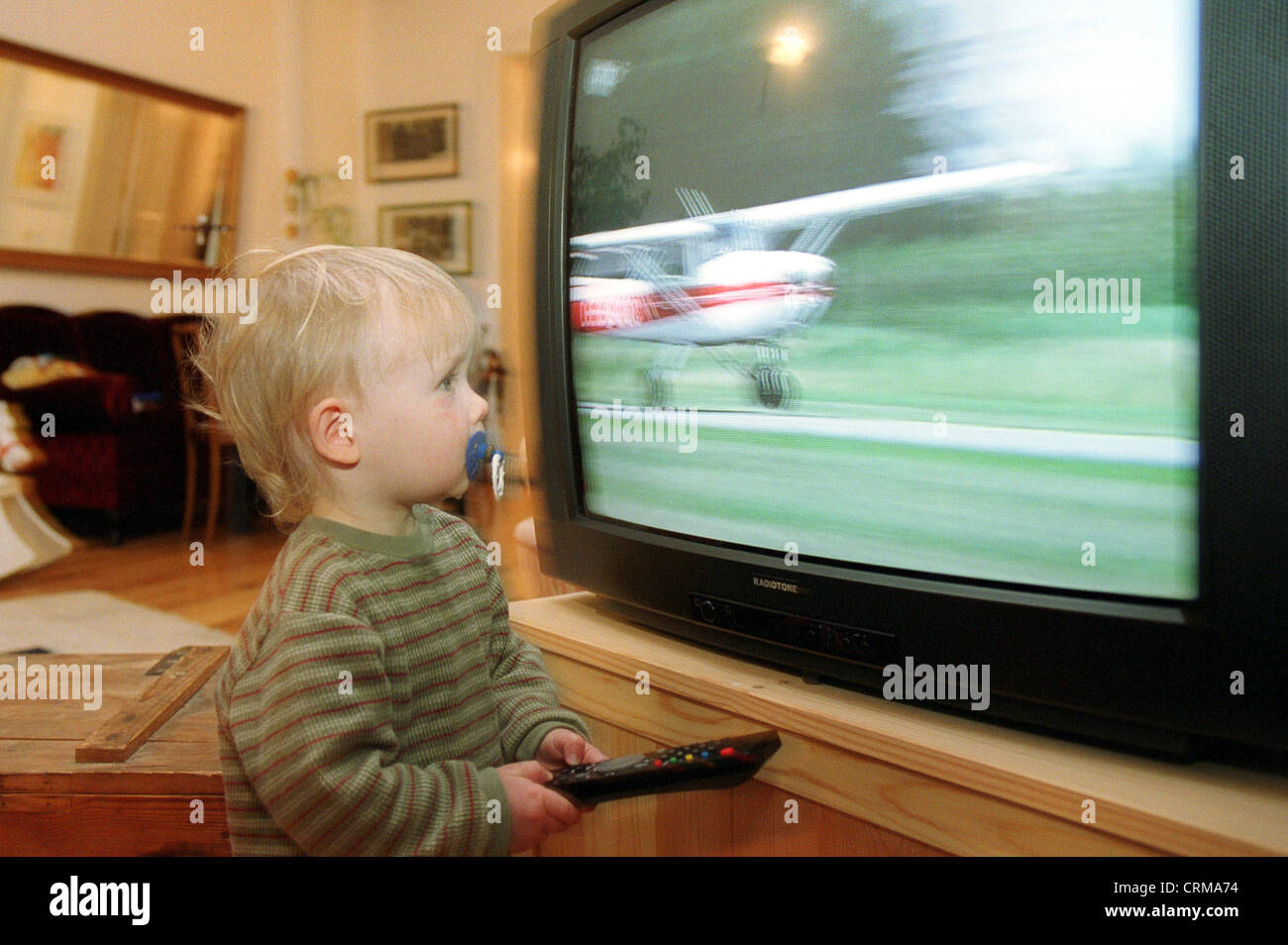 Un ragazzo guarda a un televisore Foto Stock