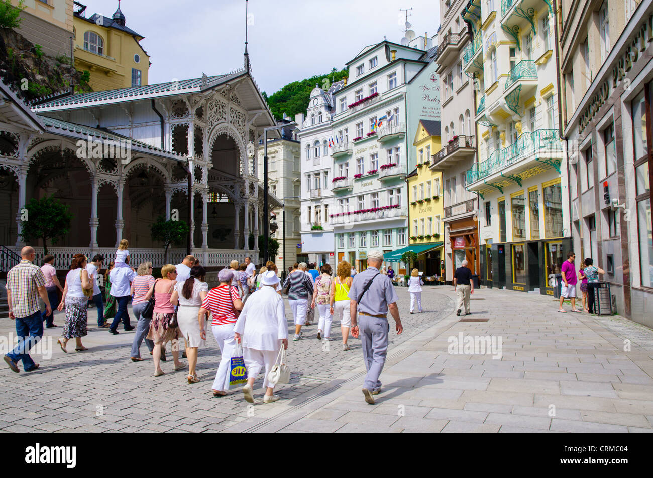 Gruppo turistico a piedi lungo Lazenska strada pedonale cetral città termale di Karlovy Vary Repubblica Ceca Europa Foto Stock