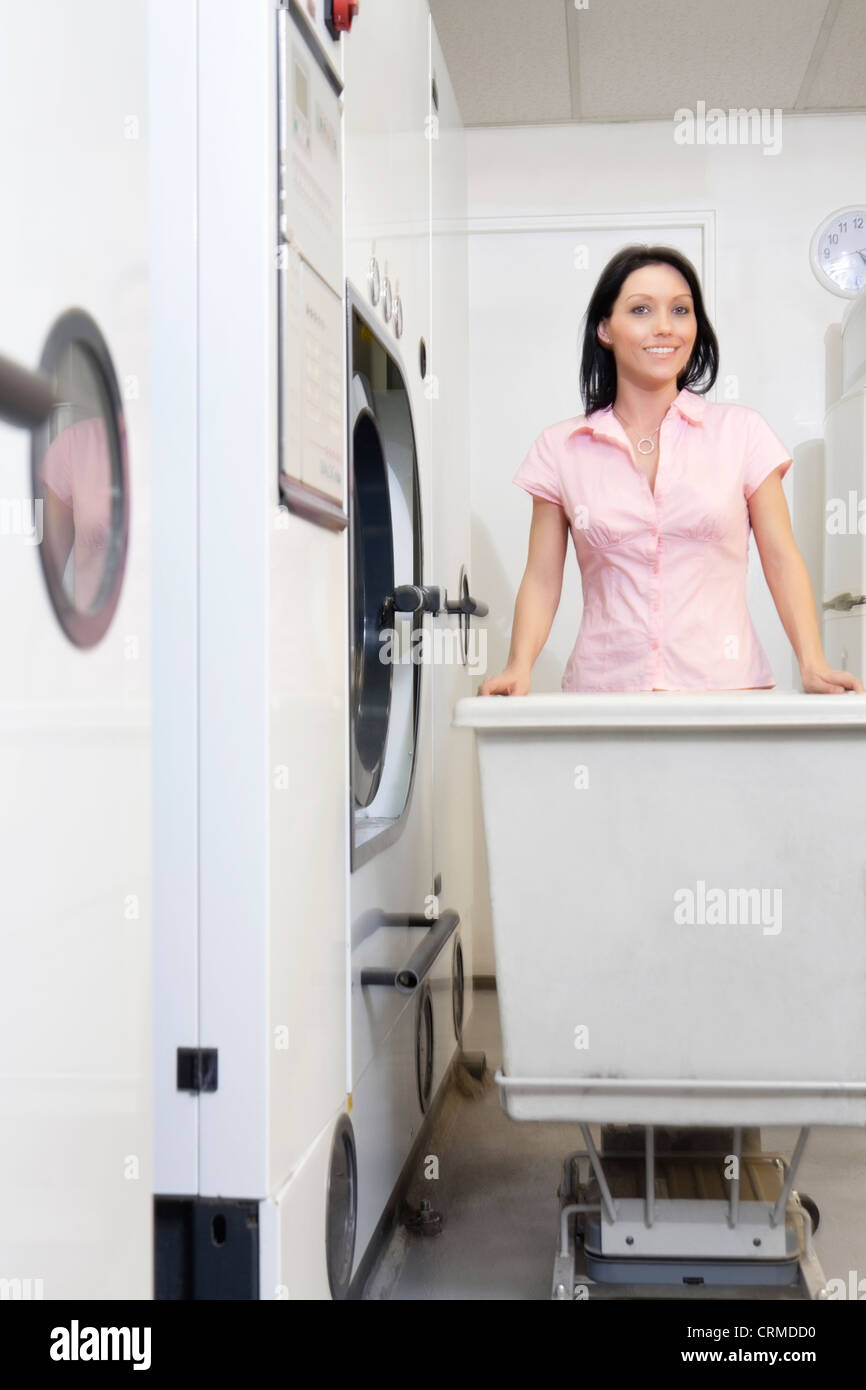 Scomparti vuoti lavanderia carrello separatore per indumenti carrello per  il servizio in camera attrezzi e attrezzature vicino alla moderna lavatrice  bianca rendering 3d