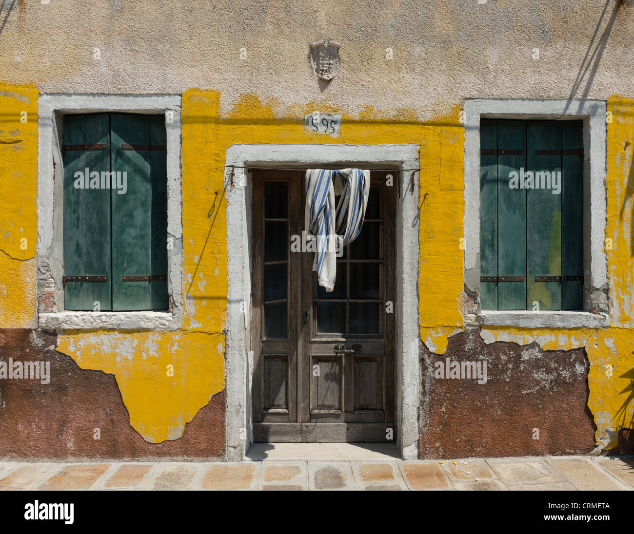 Isola di Burano nella laguna di Venezia famosa per i dipinti colorati edifici e case. Colore, carattere e sole tutto il fascino di Burano Foto Stock