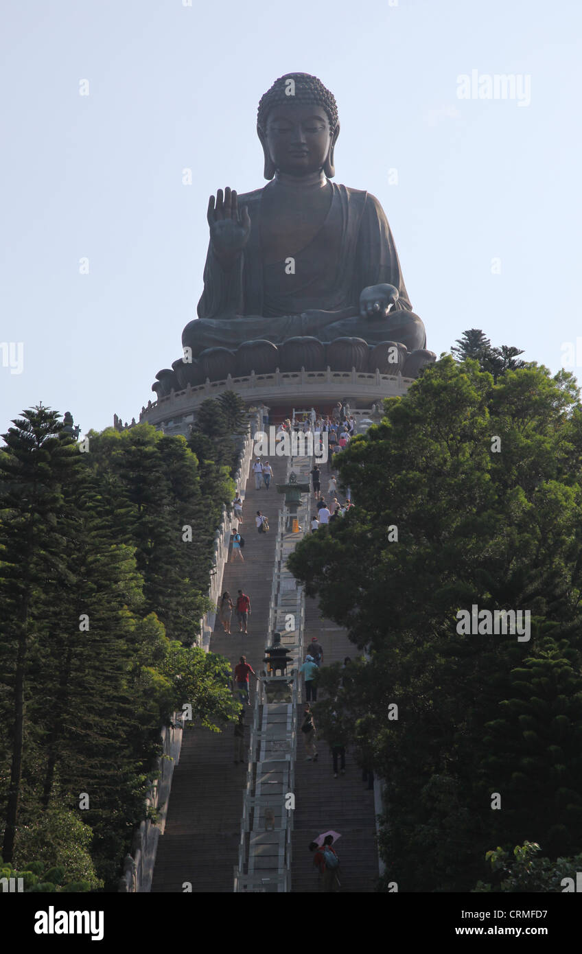 Si tratta di una foto di un Big Buddha a Hong Kong sull'Isola di Lantau. Il suo nome è Tian Tan Buddha. È molto popolare e turistica Foto Stock