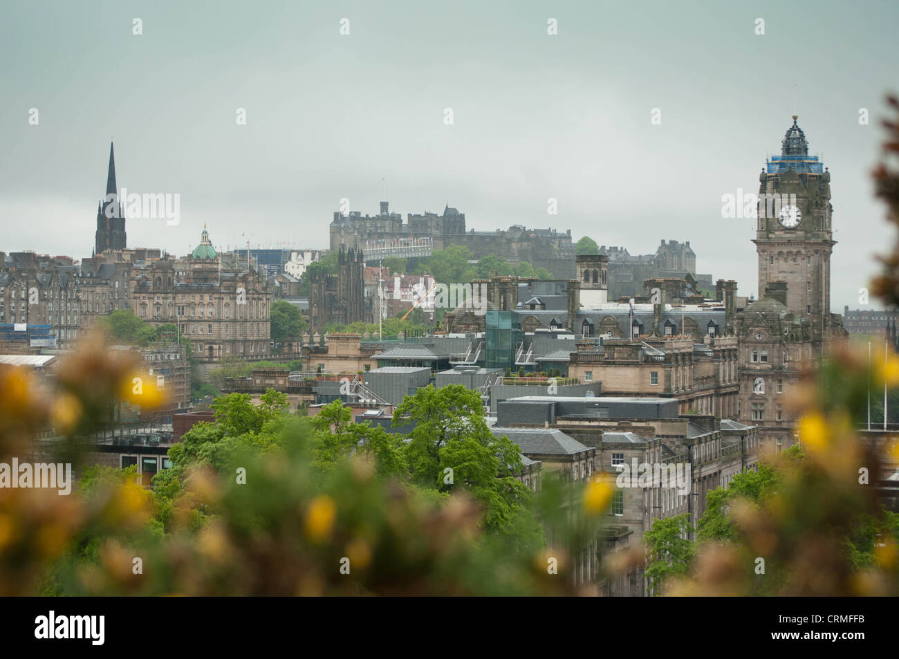 Edinburgh skyline presi da Calton Hill con il castello reale in background in Edimburgo, Scozia Foto Stock
