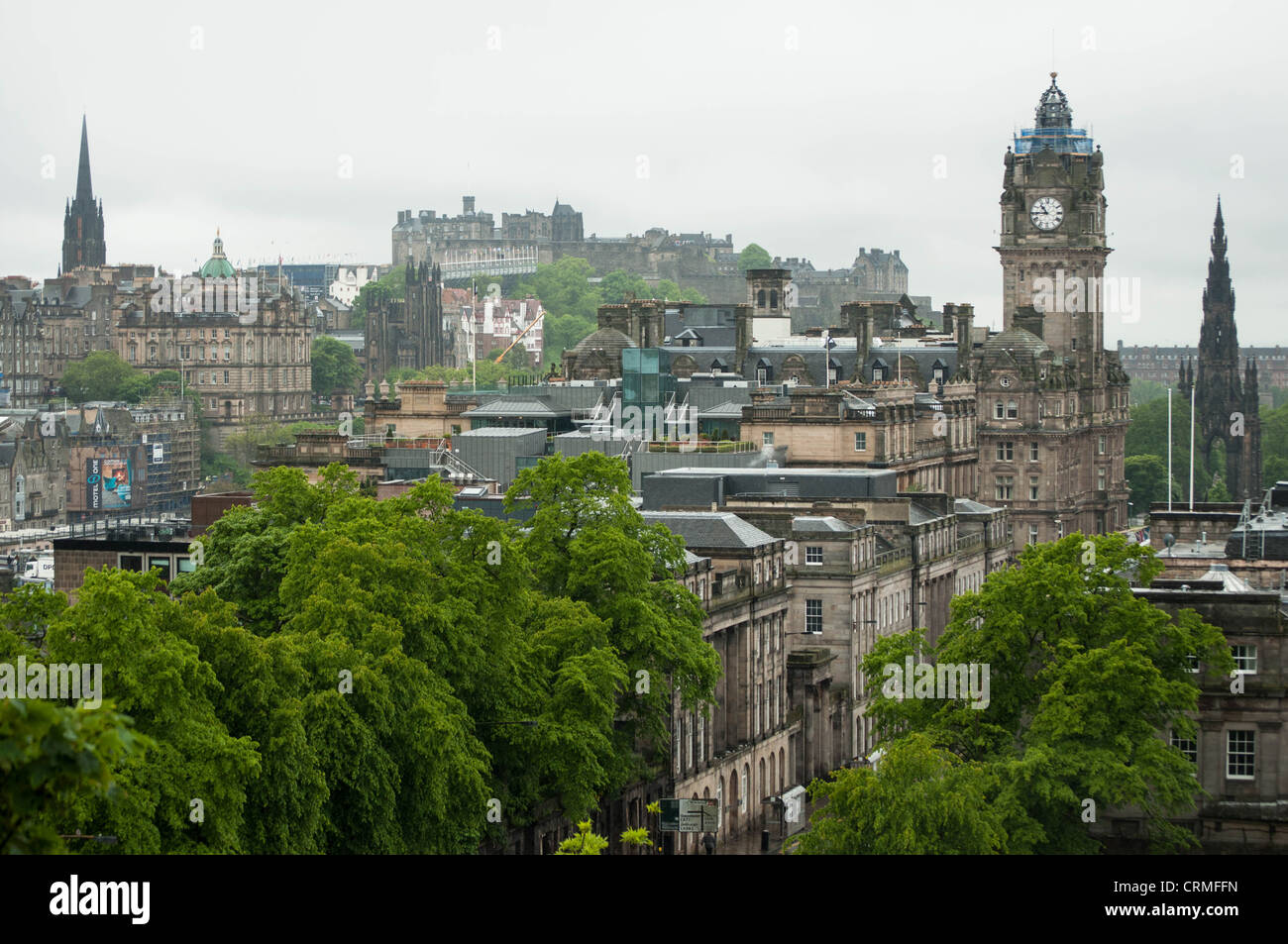 Edinburgh skyline presi da Calton Hill con il castello reale in background in Edimburgo, Scozia Foto Stock