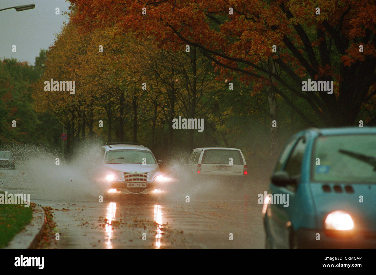 Autunno - vetture su strada bagnata, Berlino Foto Stock