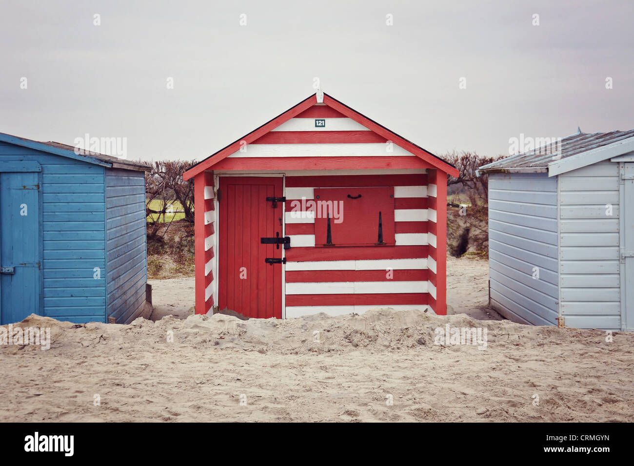 Una rossa e bianca a strisce beach hut Foto Stock
