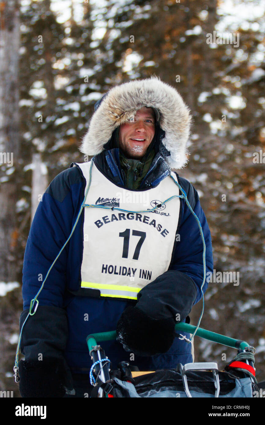 John Beargrease Sled Dog Marathon vincitore Ryan Anderson sorrisi come egli si avvicina alla fine della gara il 2 febbraio 2011. Foto Stock