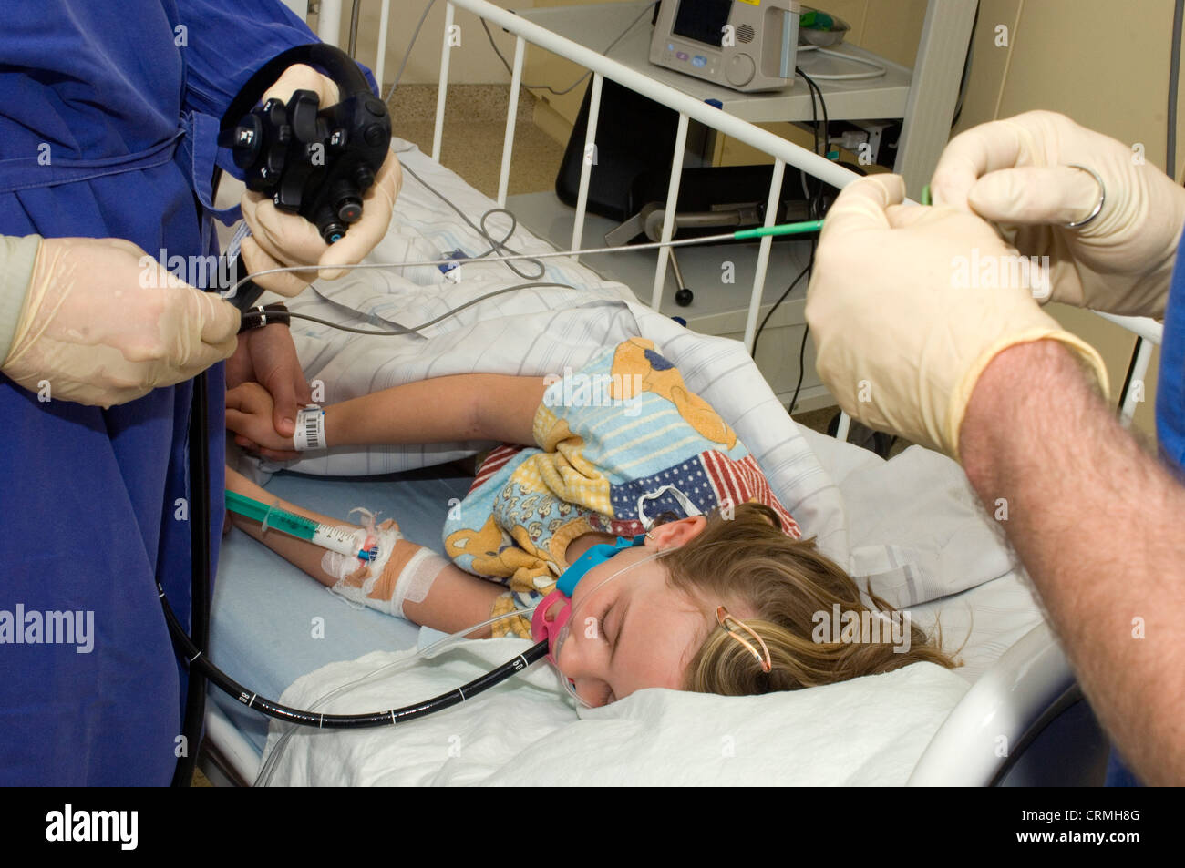 Un chirurgo utilizzando un endoscopio sonda per eseguire un visual examiantion interna di una giovane ragazza. Foto Stock