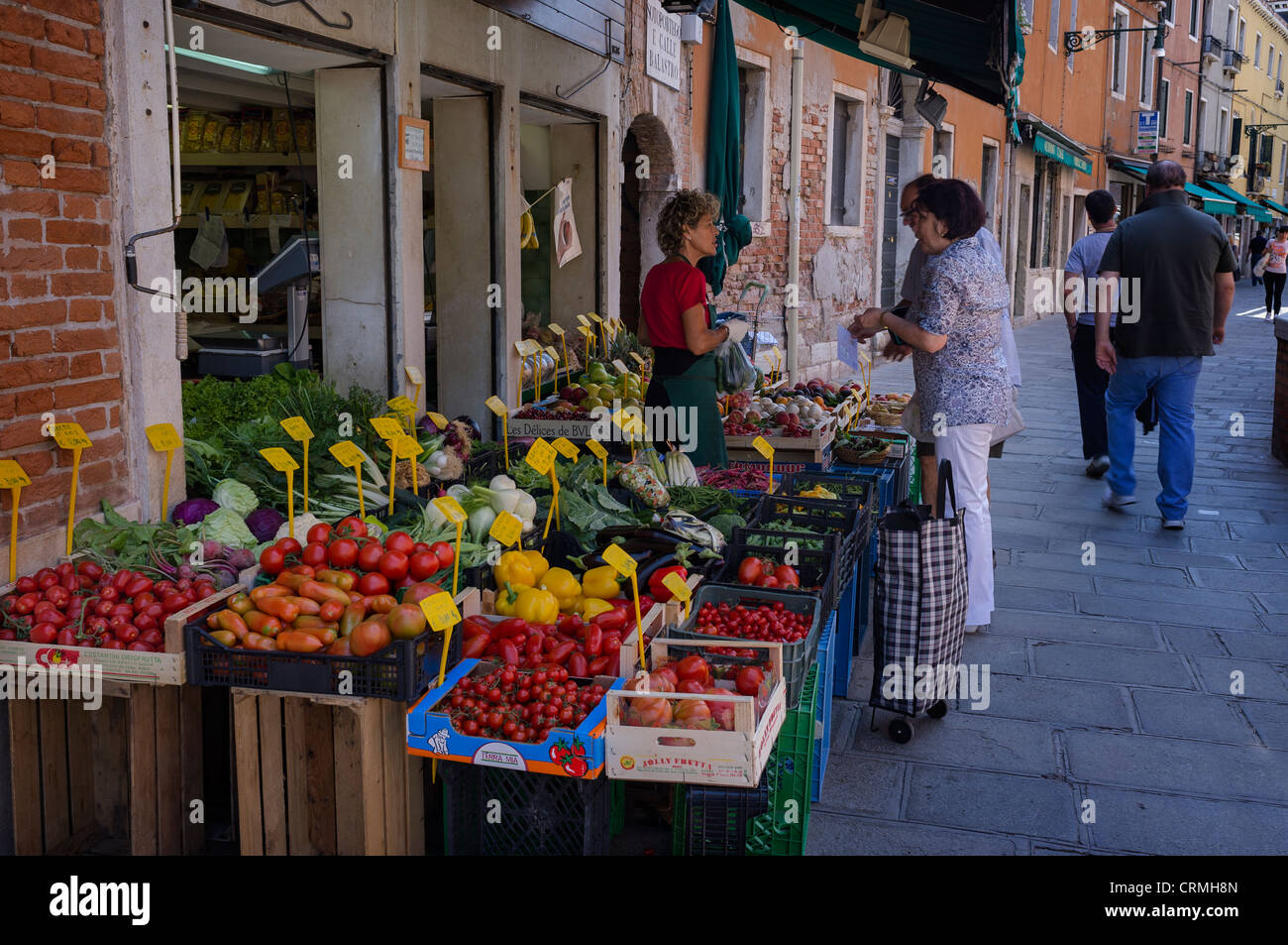 Shopping per frutta e verdura in Dorsoduro Venezia Foto Stock