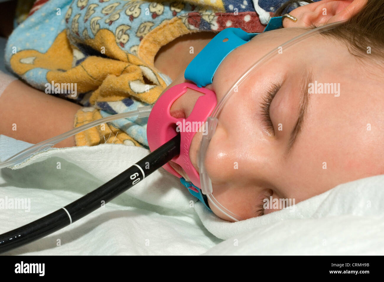 Un chirurgo utilizzando un endoscopio sonda per eseguire un visual examiantion interna di una giovane ragazza. Foto Stock