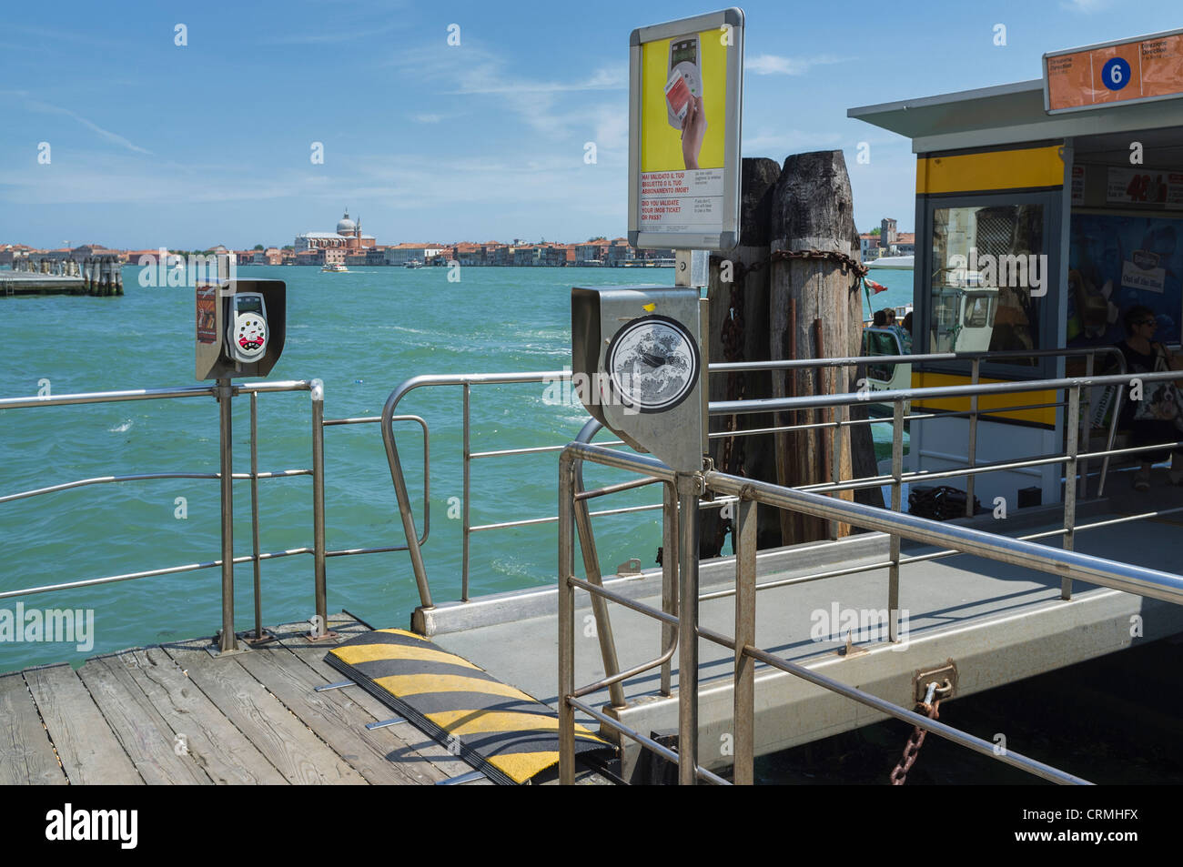 Valporetto obliteratrici in corrispondenza di una fermata del vaporetto in laguna di Venezia Foto Stock