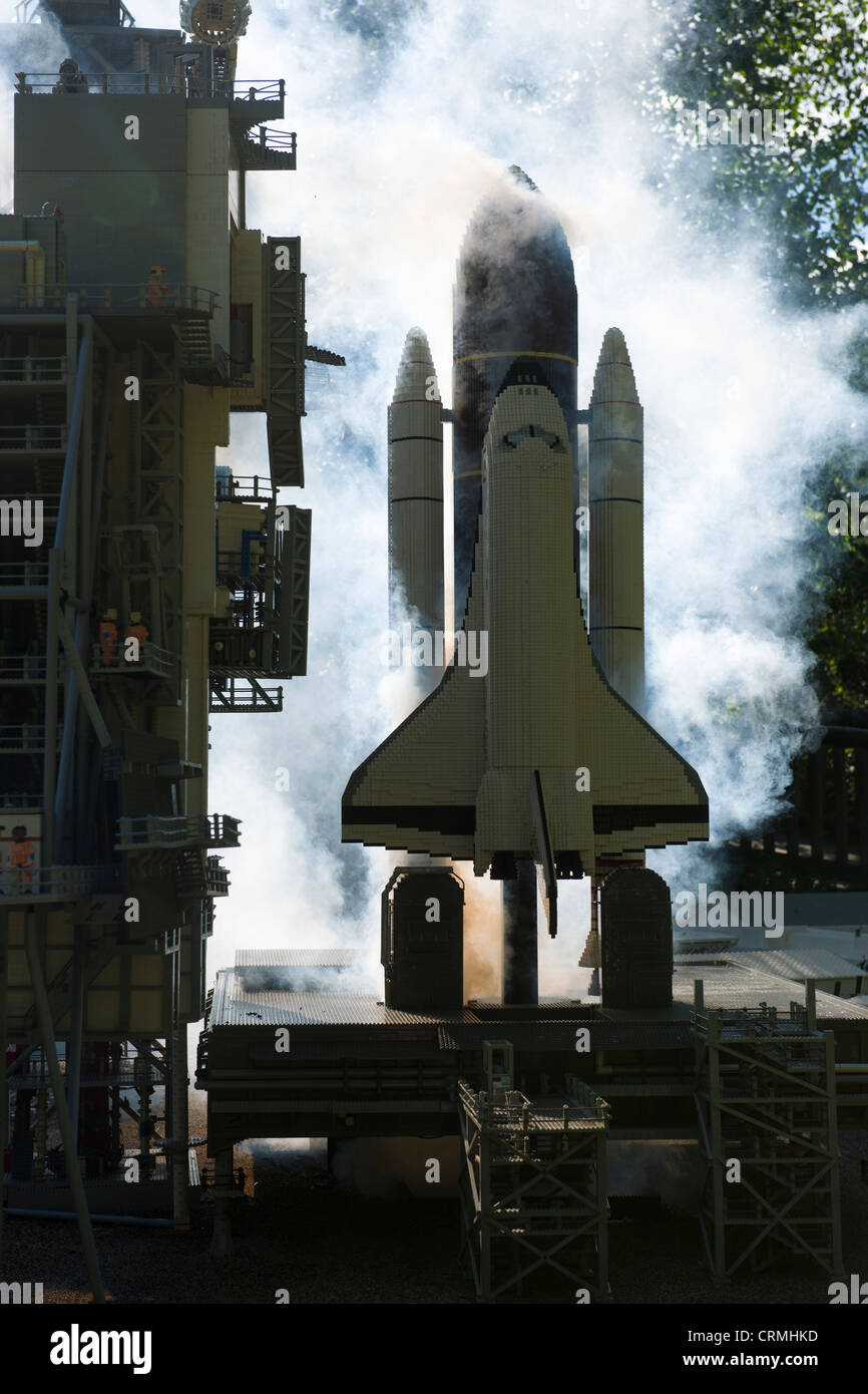 Modello di Lego della navetta spaziale di decollare in fumo, Miniland, Legoland a Billund, Danimarca Foto Stock