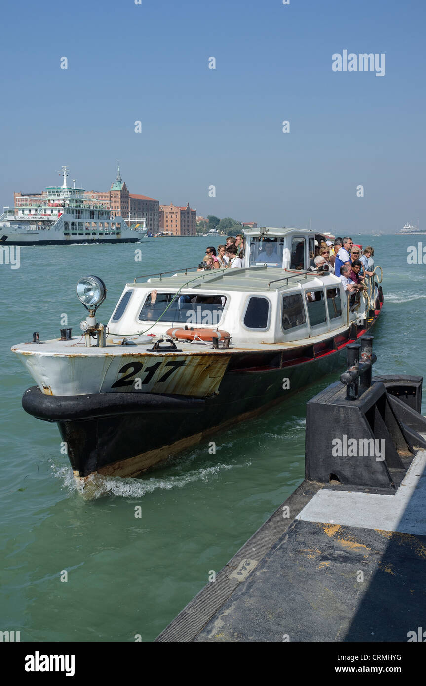 Un valporetto o acqua bus sulla laguna di Venezia. Foto Stock