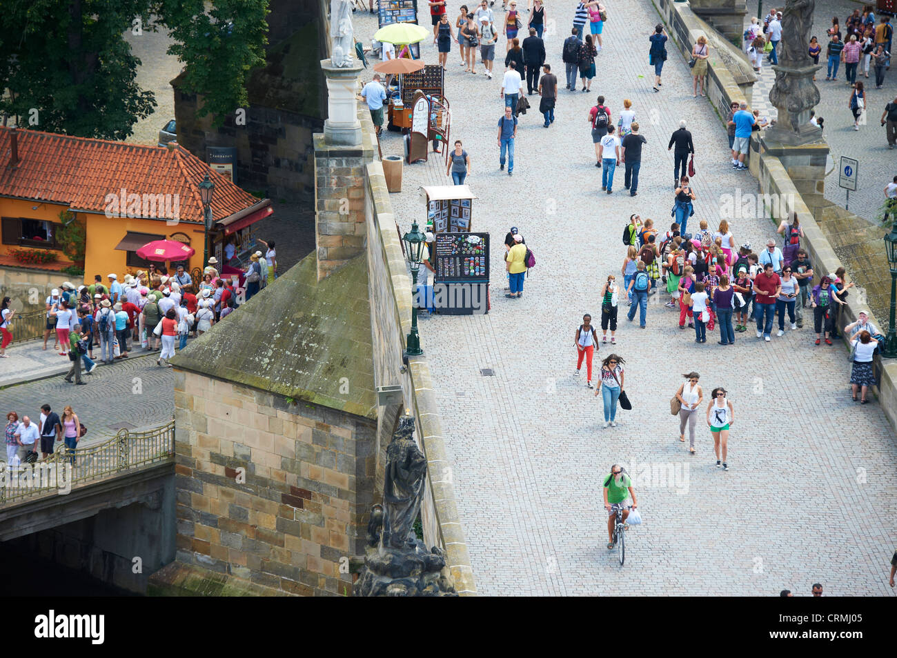 I turisti a Charles Bridge, Praga, Repubblica Ceca Foto Stock