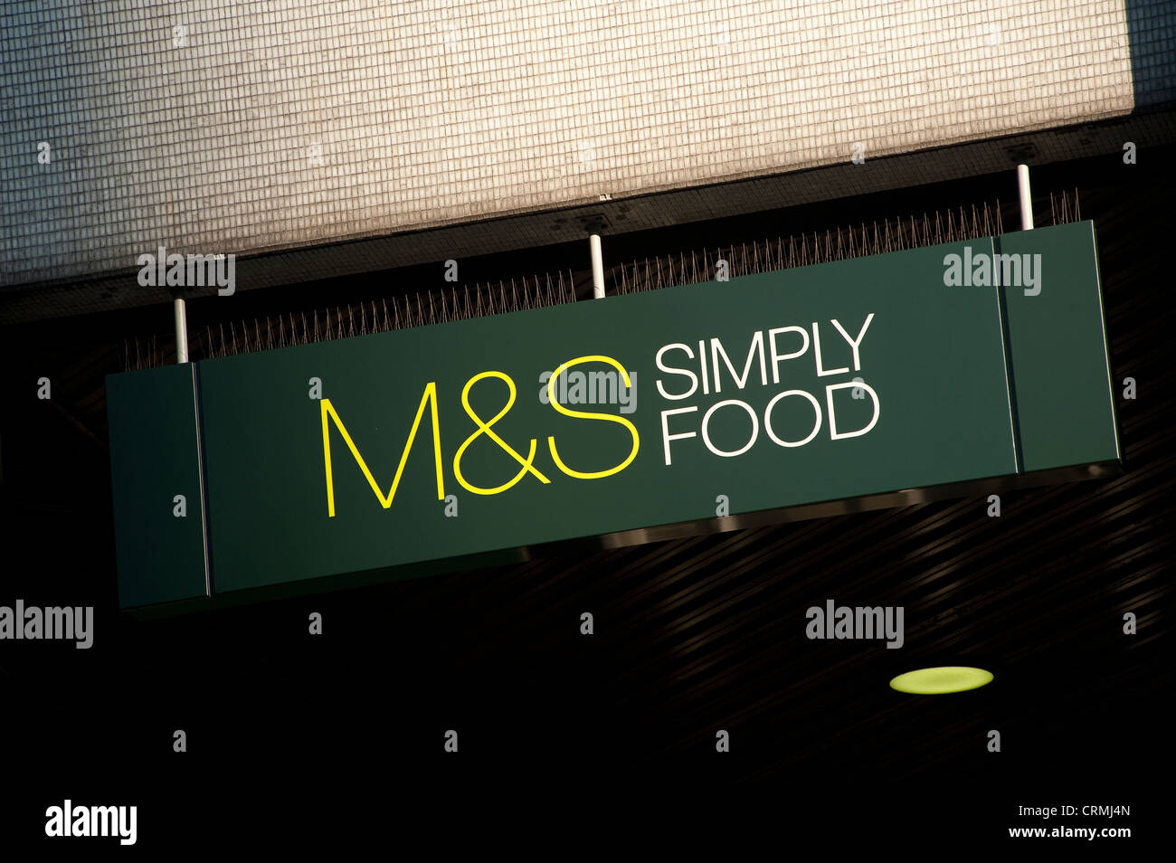 M & S semplicemente segno alimentare al di fuori di un Marks & Spencers shop in Inghilterra. Foto Stock