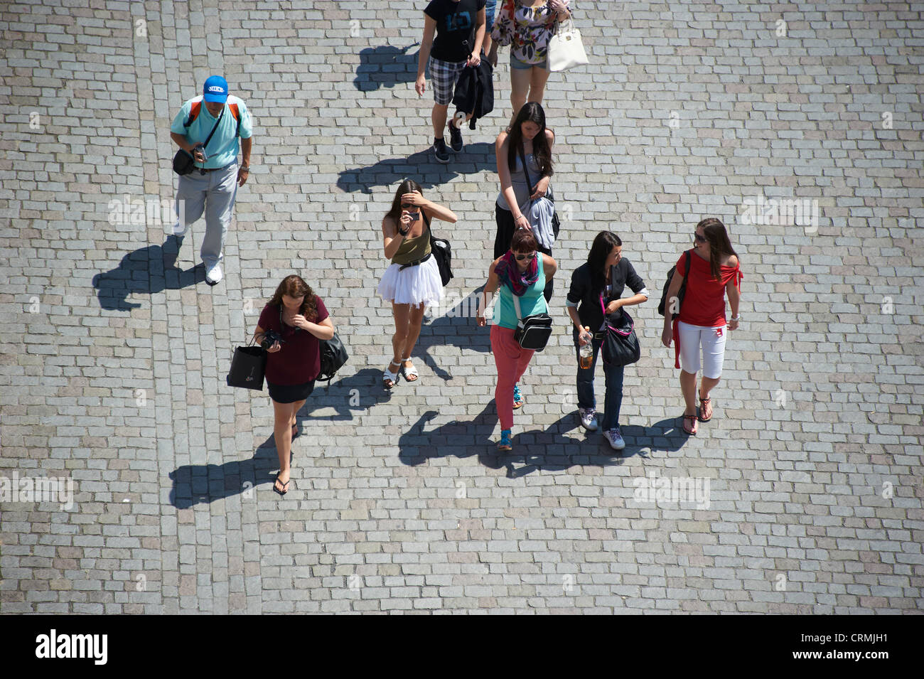 I turisti a Charles Bridge, Praga, Repubblica Ceca Foto Stock