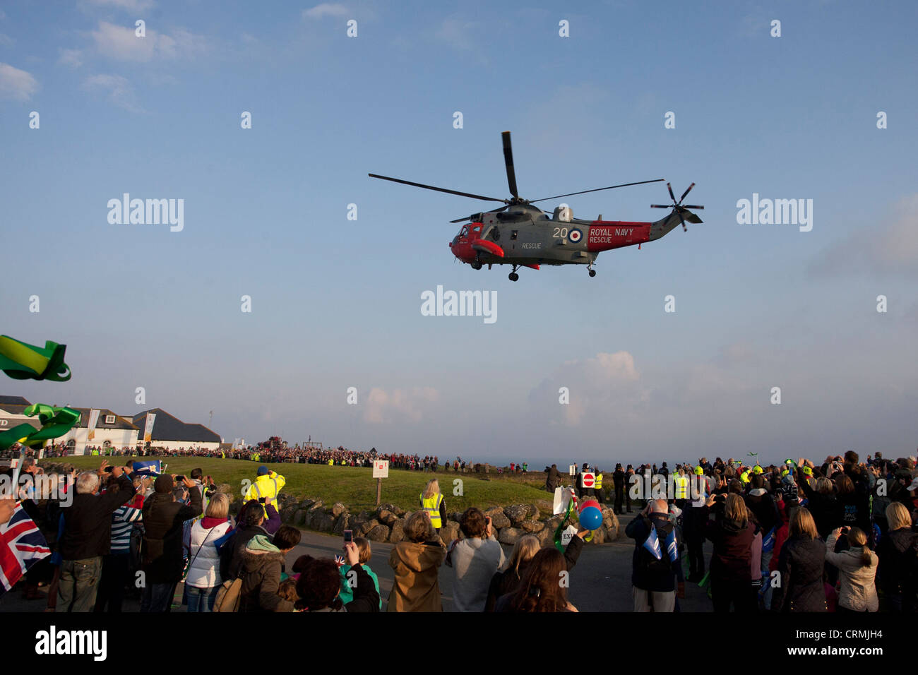 Royal Navy Westland Sea King da 771 Squadrone a RNAS Culdrose atterra a Lands End con la London 2012 fiamma olimpica a bordo. Foto Stock