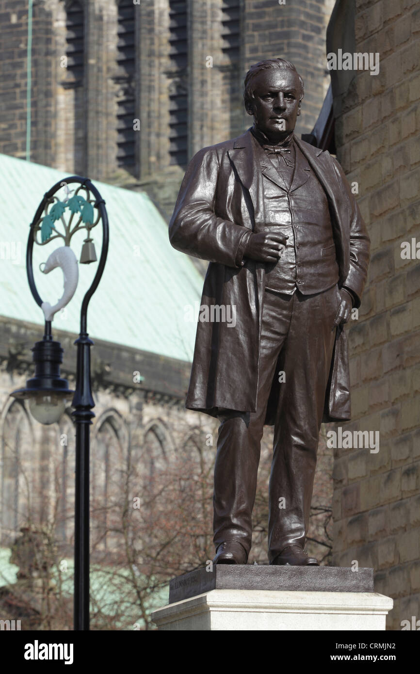 James Arthur statue, produttore di abbigliamento 1819-1885, di George Anderson Lawson nel 1893, Cathedral Precinct, Glasgow, Scozia, Regno Unito Foto Stock